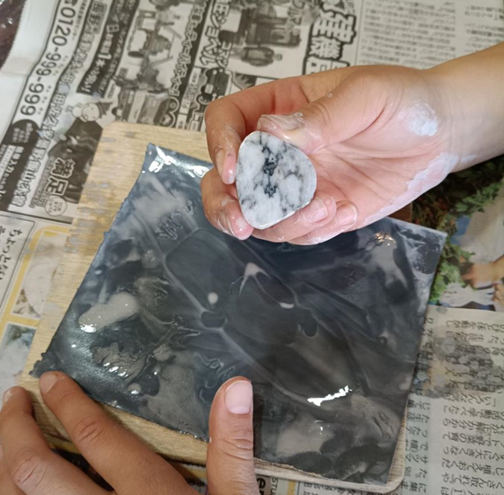 水を付けながら磨きます 水を付けながら磨きます