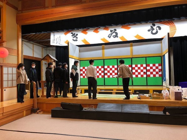 飾り付けされた歌舞伎の舞台を見学しました
