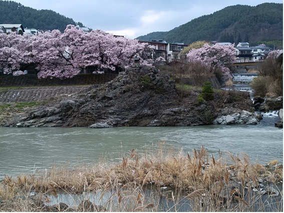 三峰川と藤沢川の合流地にある弁財天岩