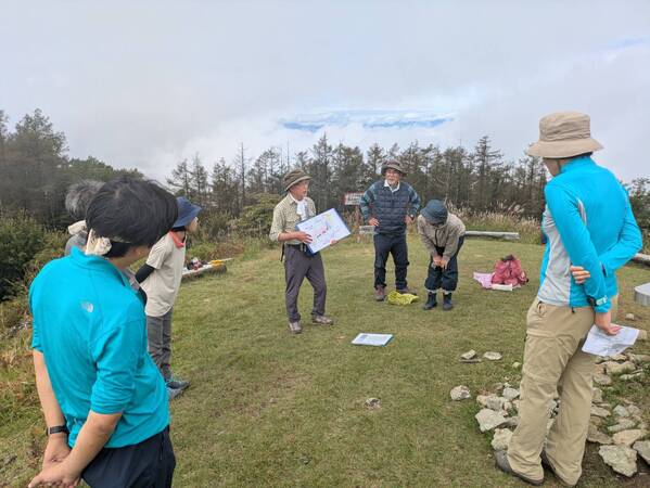 山頂で解説 山頂で解説