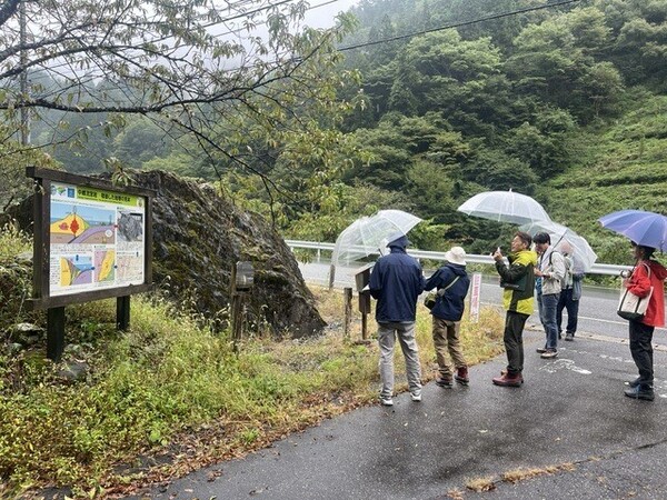 中郷流れの宮岩にて